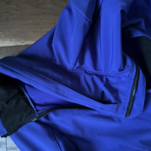 Waterproof jacket - Picture 3 of 3